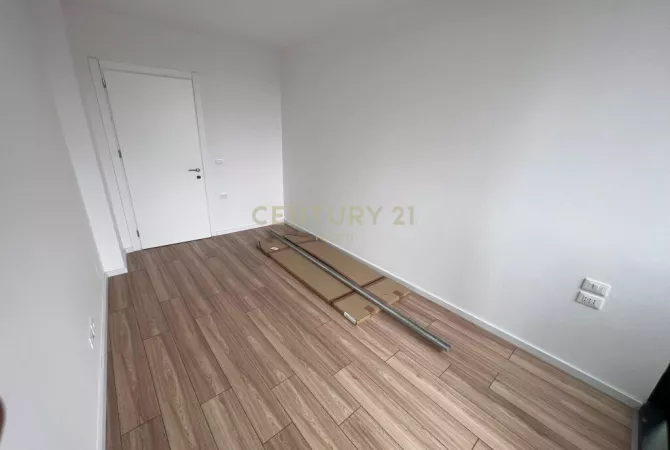 QIRA, AMBIENT PER ZYRA + POST PARKIMI TEK LAKE VIEW! Neom107040