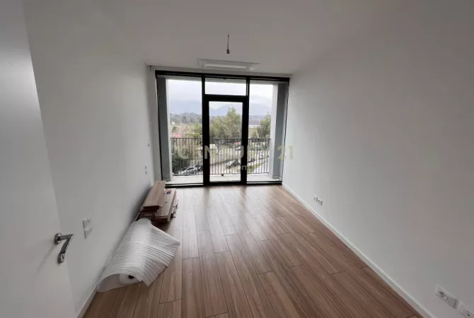 QIRA, AMBIENT PER ZYRA + POST PARKIMI TEK LAKE VIEW! Neom107040