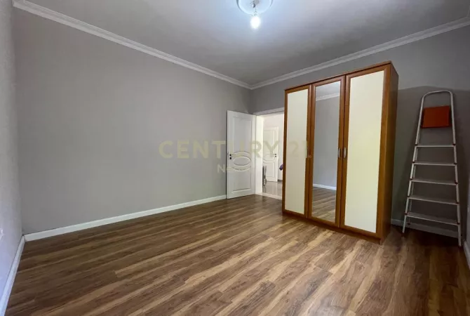 Shtepi ne shitje Apartament ne Tirane, 4+1, Mobilimi E mobiluar, Pagesa 280,000  Euro.