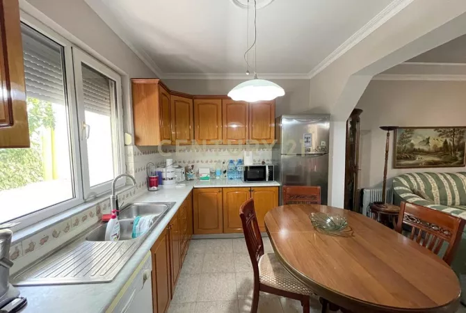 Shtepi ne shitje Apartament ne Tirane, 4+1, Mobilimi E mobiluar, Pagesa 280,000  Euro.