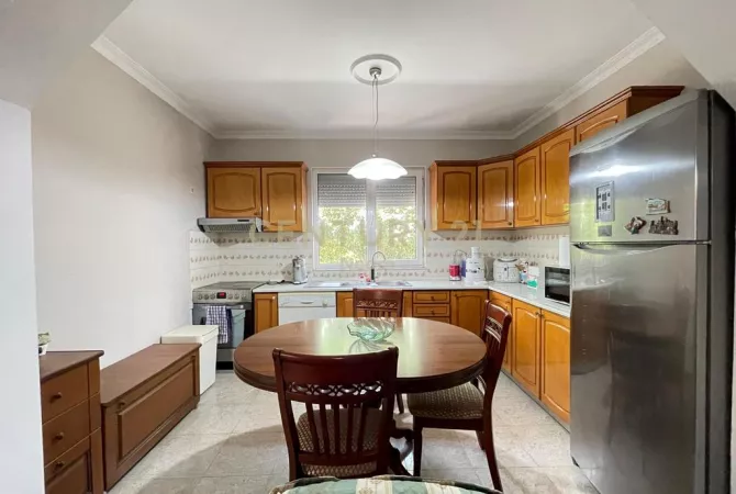 Shtepi ne shitje Apartament ne Tirane, 4+1, Mobilimi E mobiluar, Pagesa 280,000  Euro.