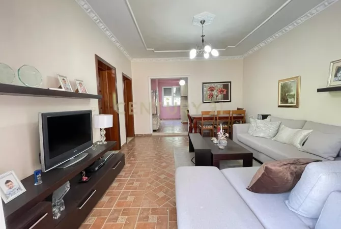 Shtepi ne shitje Apartament ne Tirane, 4+1, Mobilimi E mobiluar, Pagesa 280,000  Euro.