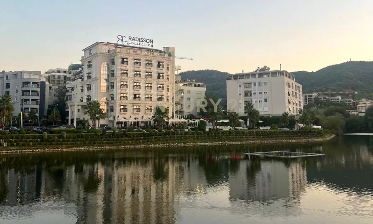 Shtepi me qera Penthose(kati i fundit panoramik) ne Tirane, 2+1, Mobilimi E mobiluar, Pagesa 1,000  Euro.