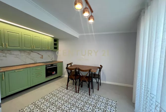 Shtepi me qera Penthose(kati i fundit panoramik) ne Tirane, 2+1, Mobilimi E mobiluar, Pagesa 1,000  Euro.