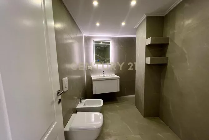 Shtepi me qera Penthose(kati i fundit panoramik) ne Tirane, 2+1, Mobilimi E mobiluar, Pagesa 1,000  Euro.