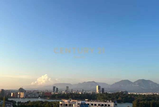 Shtepi me qera Penthose(kati i fundit panoramik) ne Tirane, 2+1, Mobilimi E mobiluar, Pagesa 1,000  Euro.