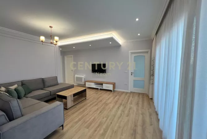 Shtepi me qera Penthose(kati i fundit panoramik) ne Tirane, 2+1, Mobilimi E mobiluar, Pagesa 1,000  Euro.