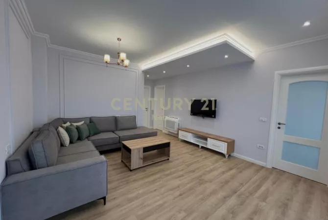 Shtepi me qera Penthose(kati i fundit panoramik) ne Tirane, 2+1, Mobilimi E mobiluar, Pagesa 1,000  Euro.