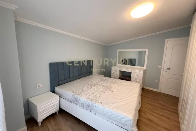 Shtepi me qera Penthose(kati i fundit panoramik) ne Tirane, 2+1, Mobilimi E mobiluar, Pagesa 1,000  Euro.