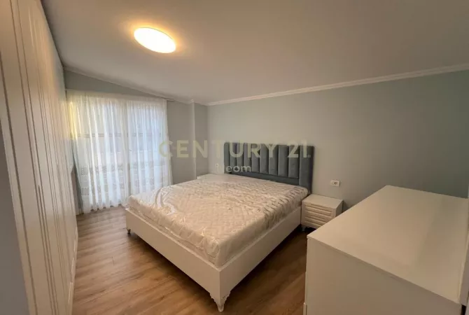 Shtepi me qera Penthose(kati i fundit panoramik) ne Tirane, 2+1, Mobilimi E mobiluar, Pagesa 1,000  Euro.