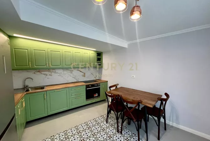 Shtepi me qera Penthose(kati i fundit panoramik) ne Tirane, 2+1, Mobilimi E mobiluar, Pagesa 1,000  Euro.