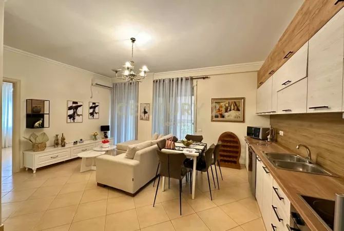 QIRA, APARTAMENT 3+1+2 TE RRUGA PETI! Neom122774