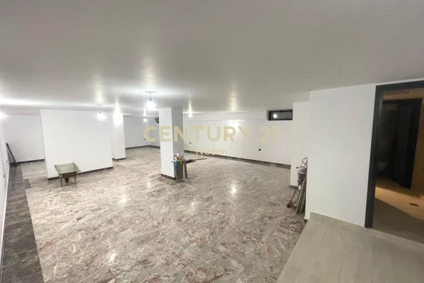 AMBIENT KOMERCIAL PER QIRA - 200m2, NE ZEMER TE BLLOKUT!