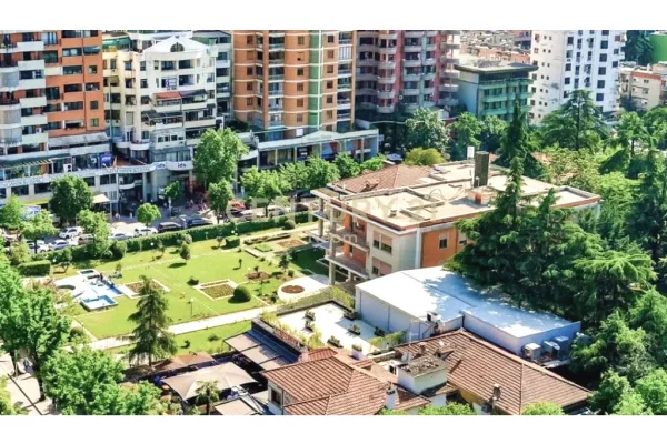 AMBIENT KOMERCIAL PER QIRA - 200m2, NE ZEMER TE BLLOKUT!