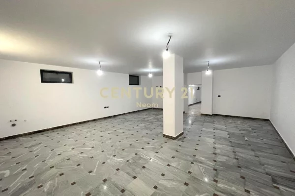 AMBIENT KOMERCIAL PER QIRA - 200m2, NE ZEMER TE BLLOKUT!