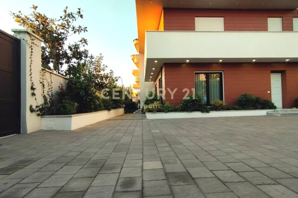 Shtepi ne shitje Vila Luksoze ne Tirane, 6+1, Mobilimi E mobiluar, Pagesa 800,000  Euro.