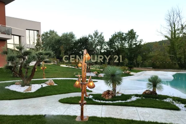 Shtepi ne shitje Vila Luksoze ne Tirane, 6+1, Mobilimi E mobiluar, Pagesa 2,200,000  Euro.