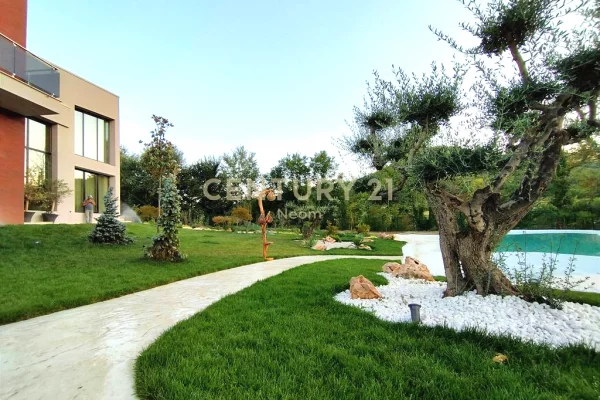 Shtepi ne shitje Vila Luksoze ne Tirane, 6+1, Mobilimi E mobiluar, Pagesa 2,200,000  Euro.