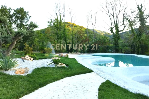 Shtepi ne shitje Vila Luksoze ne Tirane, 6+1, Mobilimi E mobiluar, Pagesa 2,200,000  Euro.