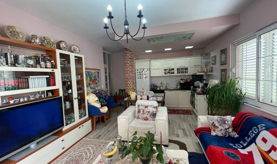 Shtepi ne shitje Apartament ne Tirane, 3+1, Mobilimi E mobiluar, Pagesa 145,000  Euro.