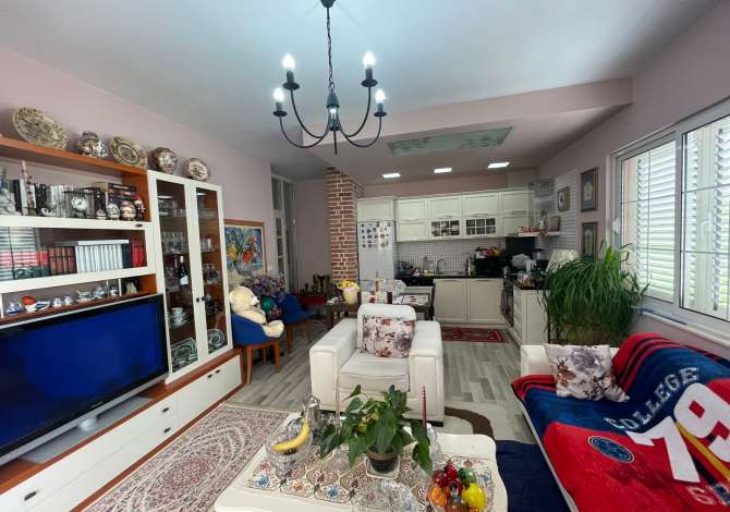 Shitet, Apartament 3+1, Fresku , Tiranë.