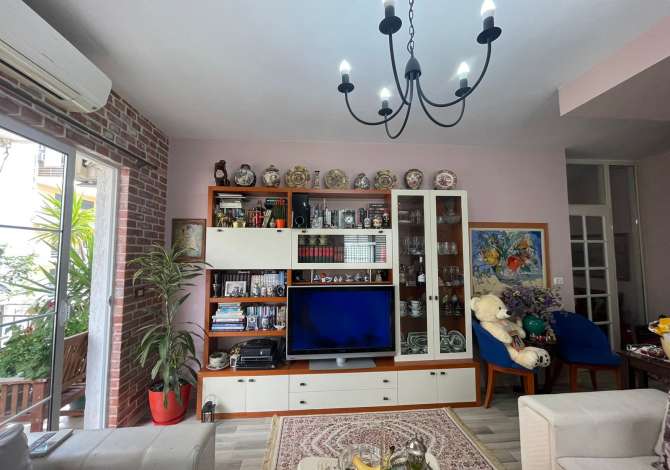 Shtepi ne shitje Apartament ne Tirane, 3+1, Mobilimi E mobiluar, Pagesa 145,000  Euro.