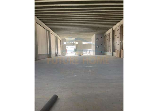 Ambiente Commerciale in Affitto 5+1 a Tirana - 2,600 Euro