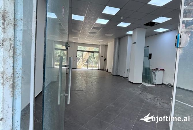 Ambiente Commerciale in Affitto 1+1 a Tirana - 1,000 Euro