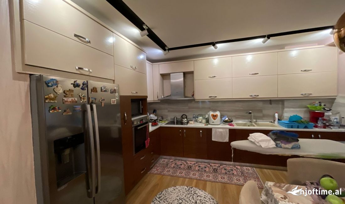 Shtepi ne shitje Apartament ne Tirane, 2+1, Mobilimi E mobiluar, Pagesa 225,000  Euro.