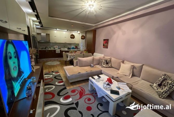 Shtepi ne shitje Apartament ne Tirane, 2+1, Mobilimi E mobiluar, Pagesa 225,000  Euro.