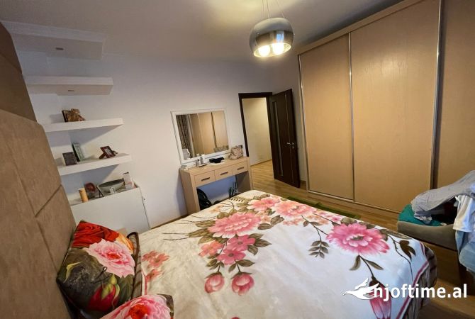 Shtepi ne shitje Apartament ne Tirane, 2+1, Mobilimi E mobiluar, Pagesa 225,000  Euro.