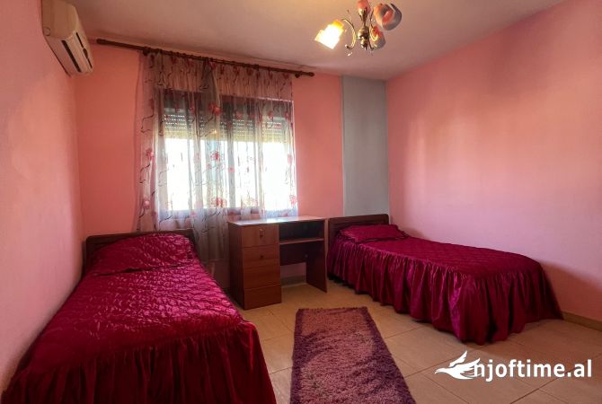 Shtepi ne shitje Apartament ne Tirane, 2+1, Mobilimi E mobiluar, Pagesa 100,000  Euro.
