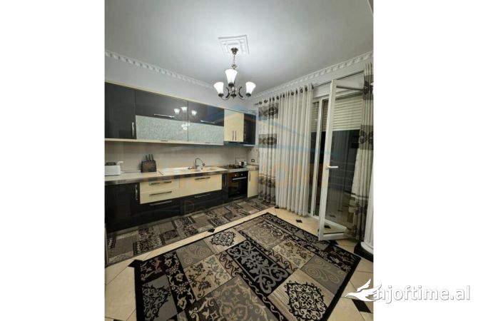 Shitet, Apartament 2+1, Stacioni i Trenit,Tirane
