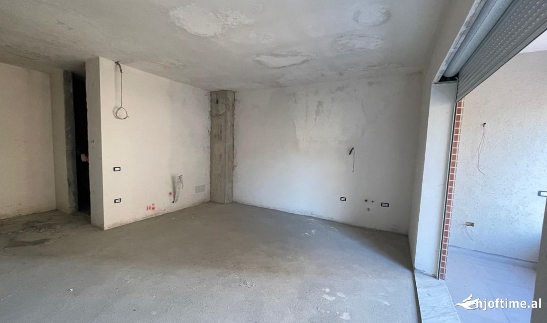 Shtepi ne shitje Apartament ne Tirane, 2+1, Mobilimi Bosh, pa mobiluar, Pagesa 282,000  Euro.