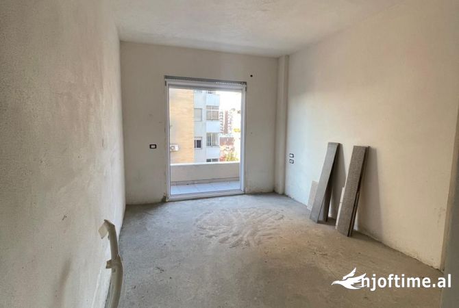 Shtepi ne shitje Apartament ne Tirane, 2+1, Mobilimi Bosh, pa mobiluar, Pagesa 282,000  Euro.