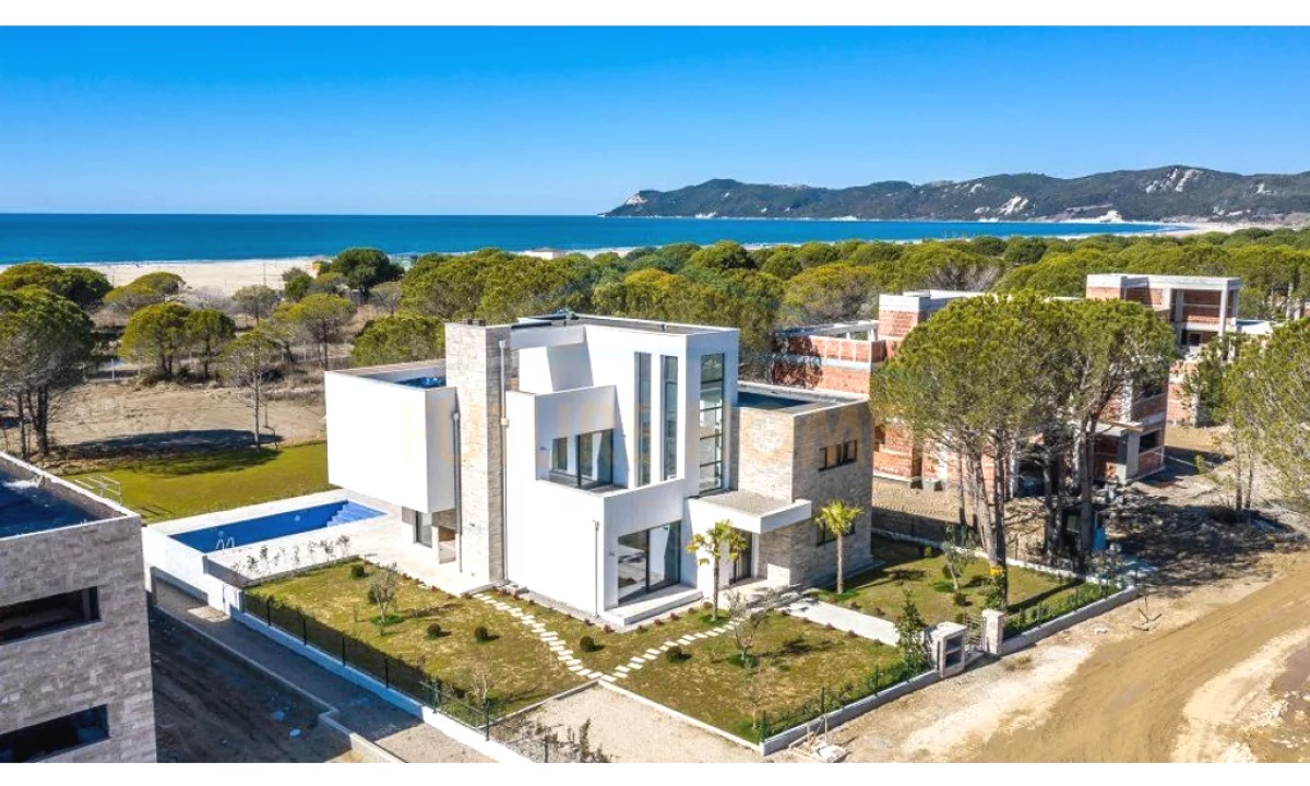 Shtepi ne shitje Vila Luksoze ne Durres, 6+1, Mobilimi Bosh, pa mobiluar, Pagesa 2,500,000  Euro.