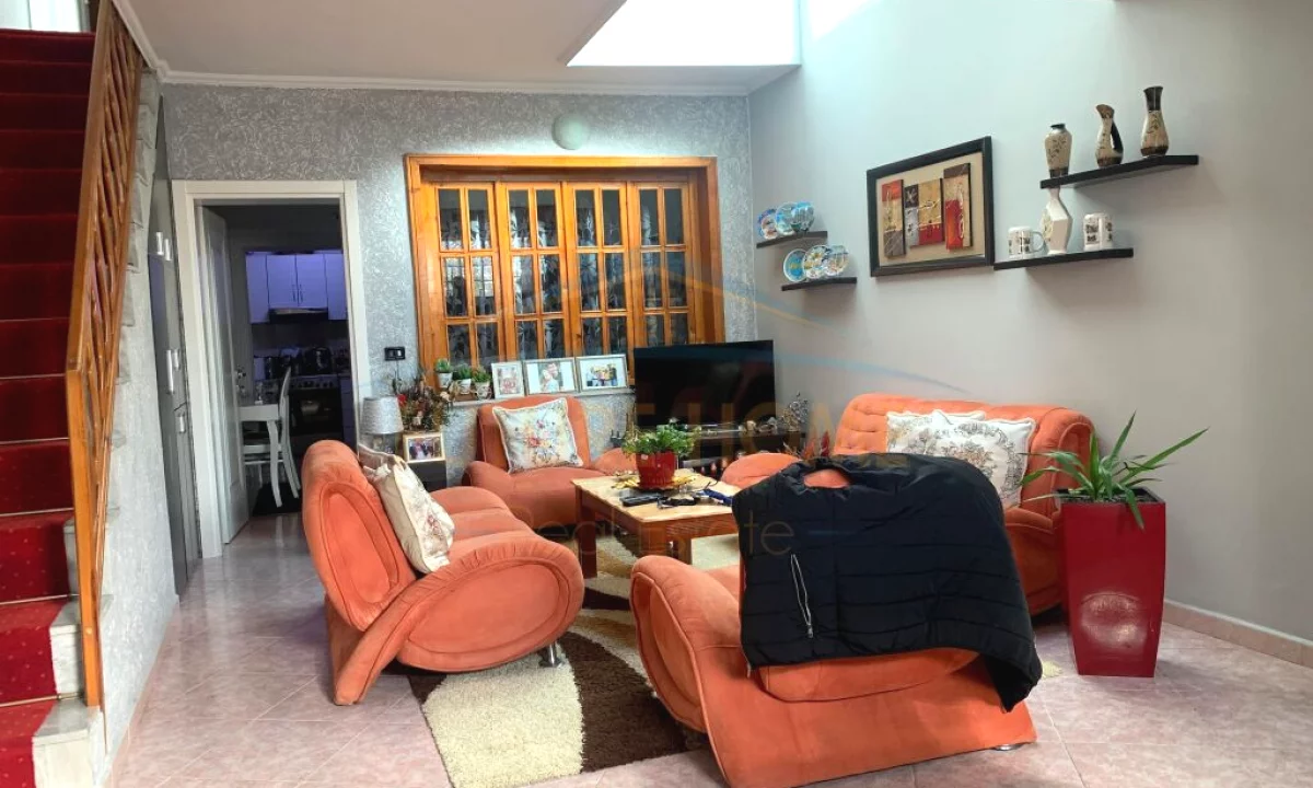 Shtepi ne shitje Shtepi Private ne Tirane, 4+1, Mobilimi E mobiluar, Pagesa 322,500  Euro.