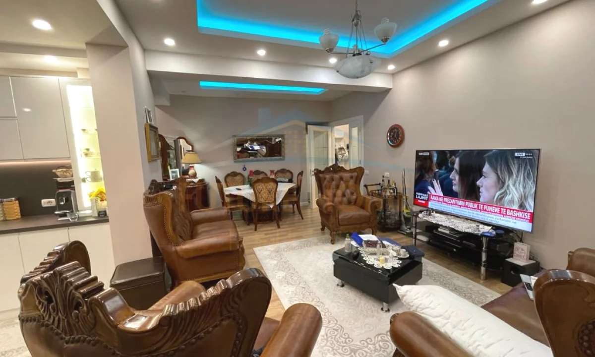 Shtepi ne shitje Apartament ne Tirane, 3+1, Mobilimi E mobiluar, Pagesa 240,000  Euro.