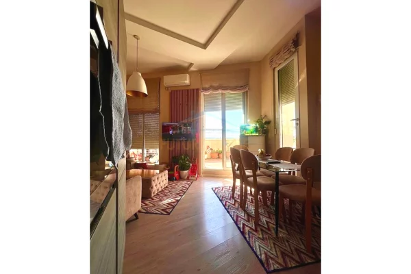 Shitet, Apartament 2+1, Ish Parku i Autobuzave, Tiranë.