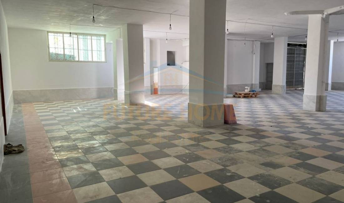 Tirane, jepet me qera magazine Kati 0, 370 m2 1.000 Euro (Rruga 5 Maji) UNA26138