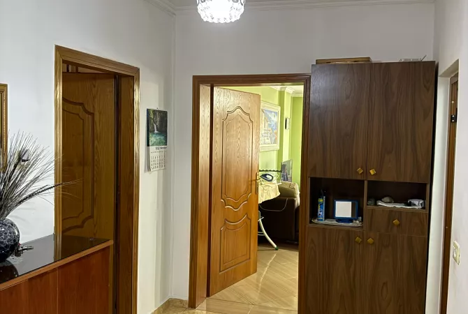 Shtepi ne shitje Apartament ne Tirane, 2+1, Mobilimi E mobiluar, Pagesa 130,000  Euro.