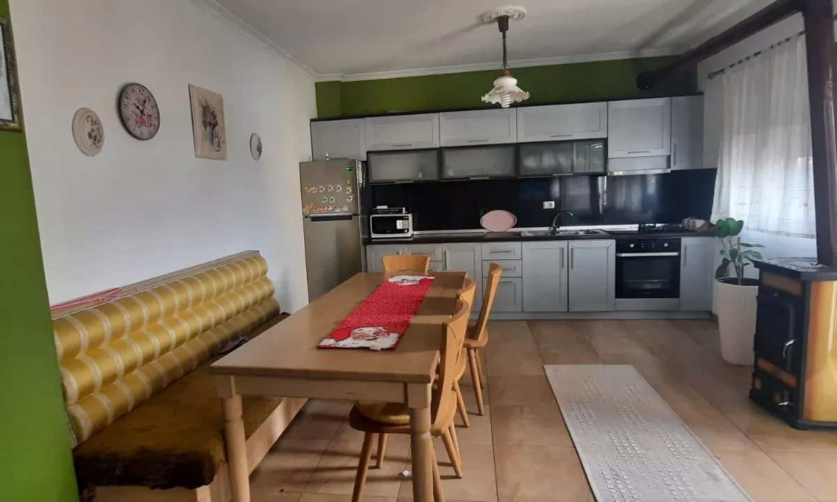 Appartamento in affitto a Tirana 2+1, Arredato