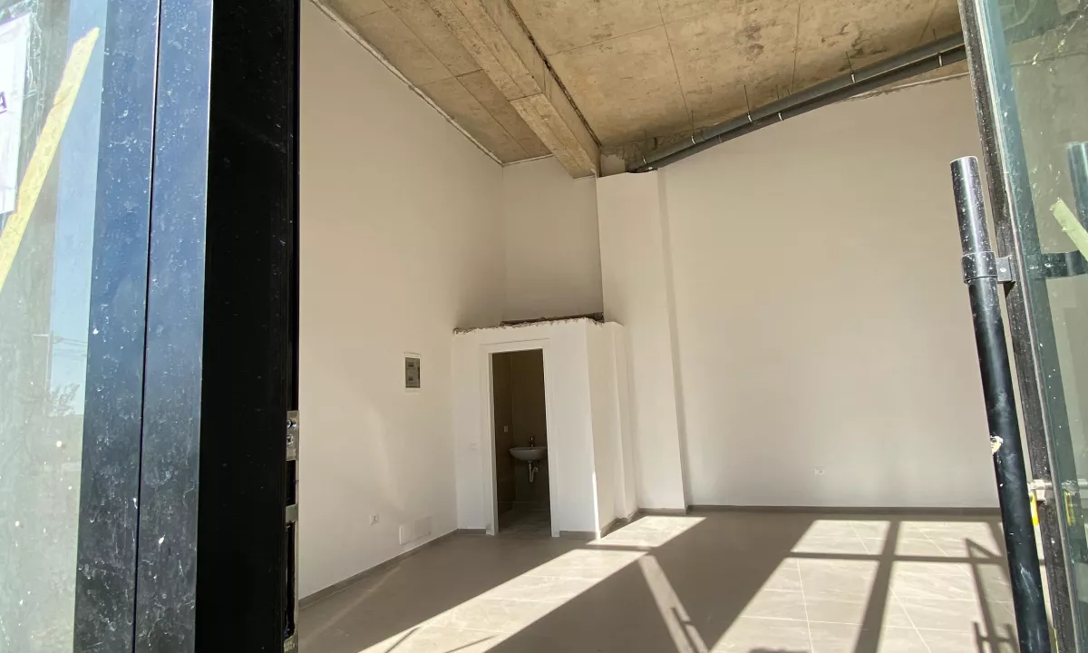Dyqan me qera tek Blv i Ri, 900 Euro