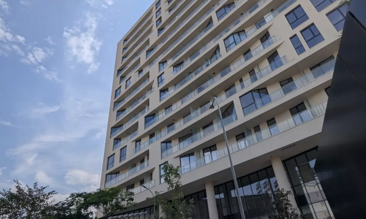 Ambjent biznesi me qera tek Golden Tower, Rr Mine Peza