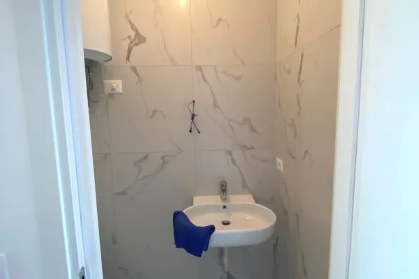 Business Property for Rent 3+1 in Tirana - 25,000 Leke