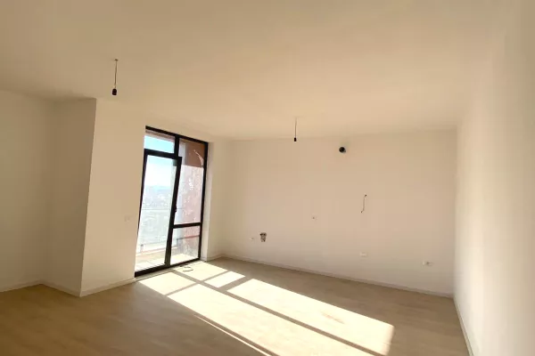 Shtepi ne shitje Apartament ne Tirane, 1+1, Mobilimi Bosh, pa mobiluar, Pagesa 131,480  Euro.