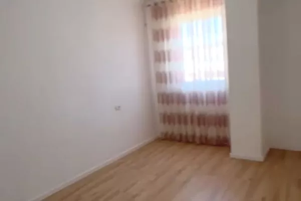 Shtepi ne shitje Apartament ne Tirane, 1+1, Mobilimi Bosh, pa mobiluar, Pagesa 87,000  Euro.