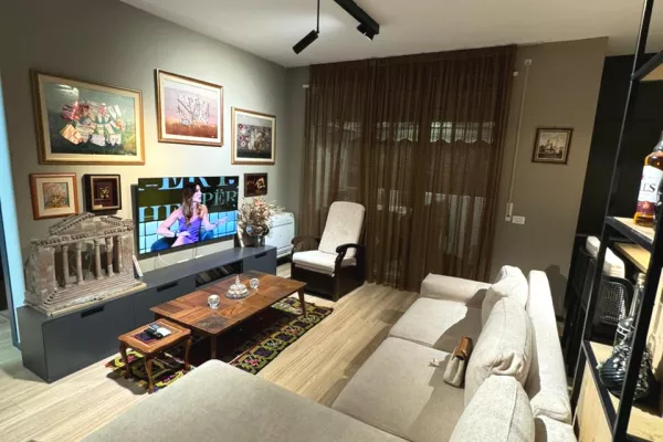 Shtepi ne shitje Apartament ne Tirane, 3+1, Mobilimi E mobiluar, Pagesa 300,000  Euro.