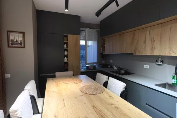 Shtepi ne shitje Apartament ne Tirane, 3+1, Mobilimi E mobiluar, Pagesa 300,000  Euro.