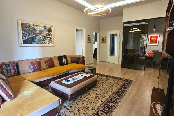 Shtepi ne shitje Apartament ne Tirane, 3+1, Mobilimi E mobiluar, Pagesa 300,000  Euro.